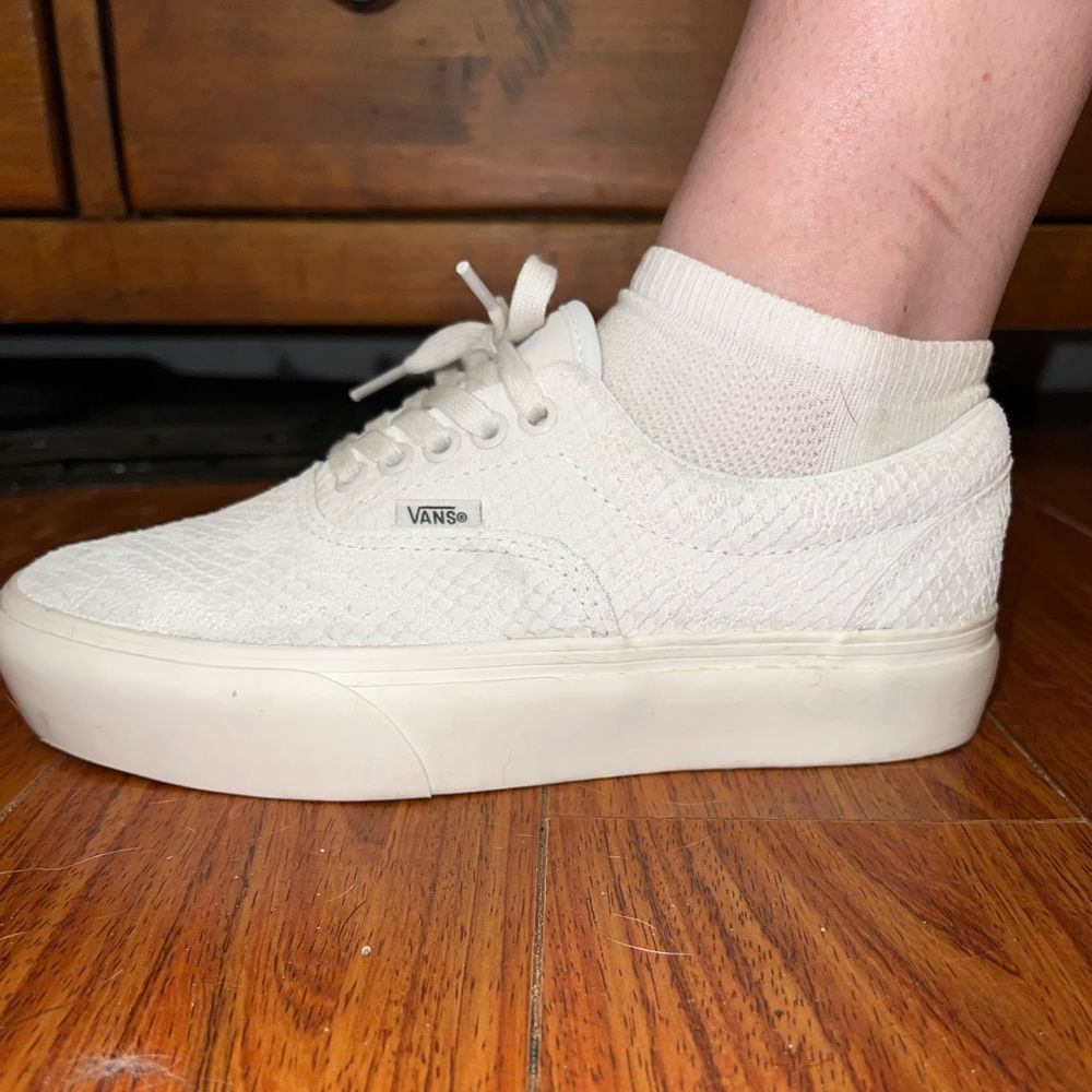 VANS *RARE* White Wonens Skate Shoes Size 8.5